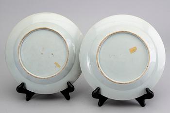 Fat samt tallrikar 2 st Kina Qianlong (1736-95) porslin.