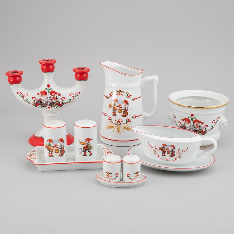 Christineholm / Fyrklövern, servisdelar, 61 st, porslin, bl a "Svenska Jultraditioner", 1900-talets andra hälft.