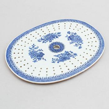 A porcelain dish strainer, Qing dynasty, Qianlong (1736-95).