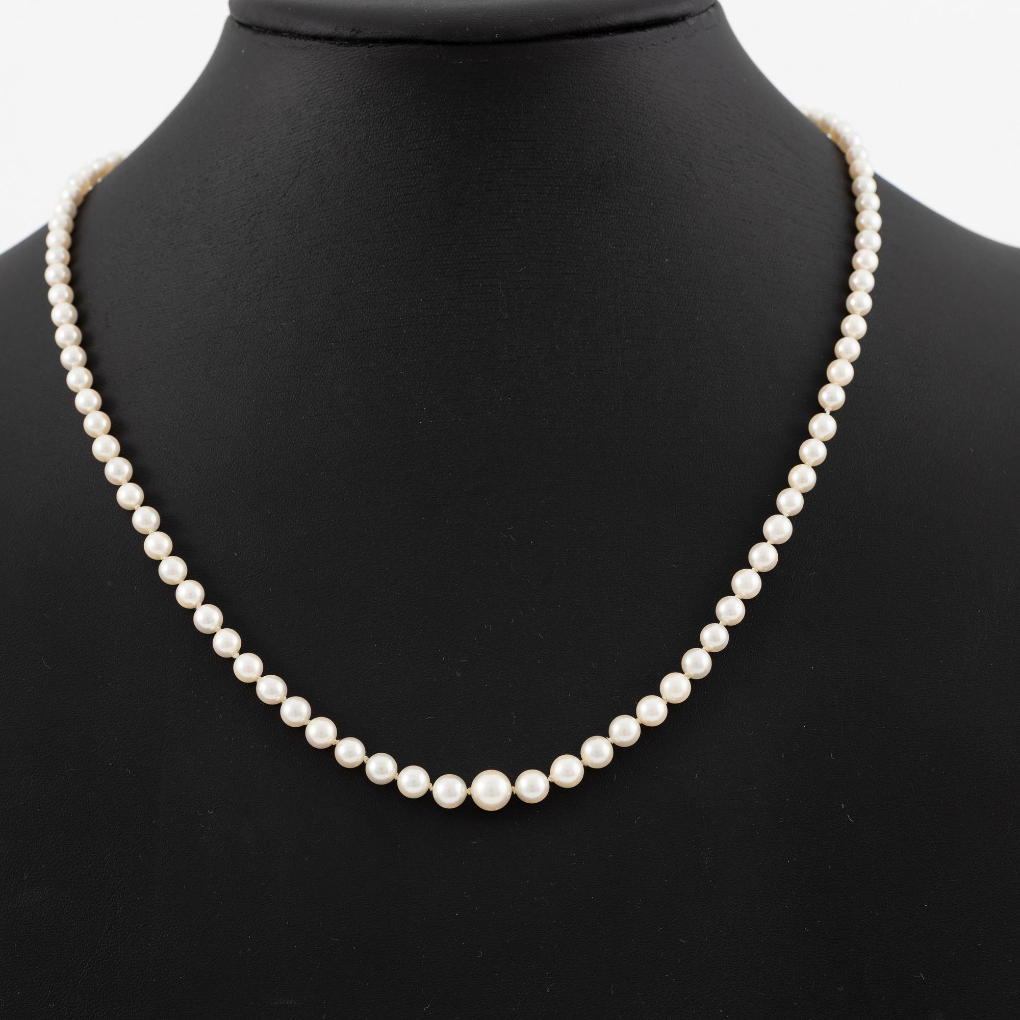 Necklace of cultured pearls with an 18K gold clasp and a cultured pearl.