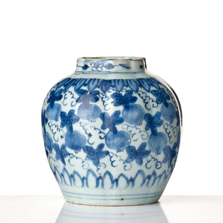 Urna, porslin. Mingdynastin, Wanli (1572-1620).