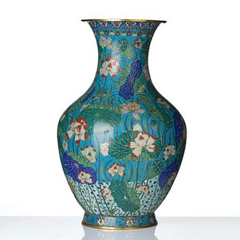 Praktvas, cloisonné. Qingdynastin, omkring 1800.
