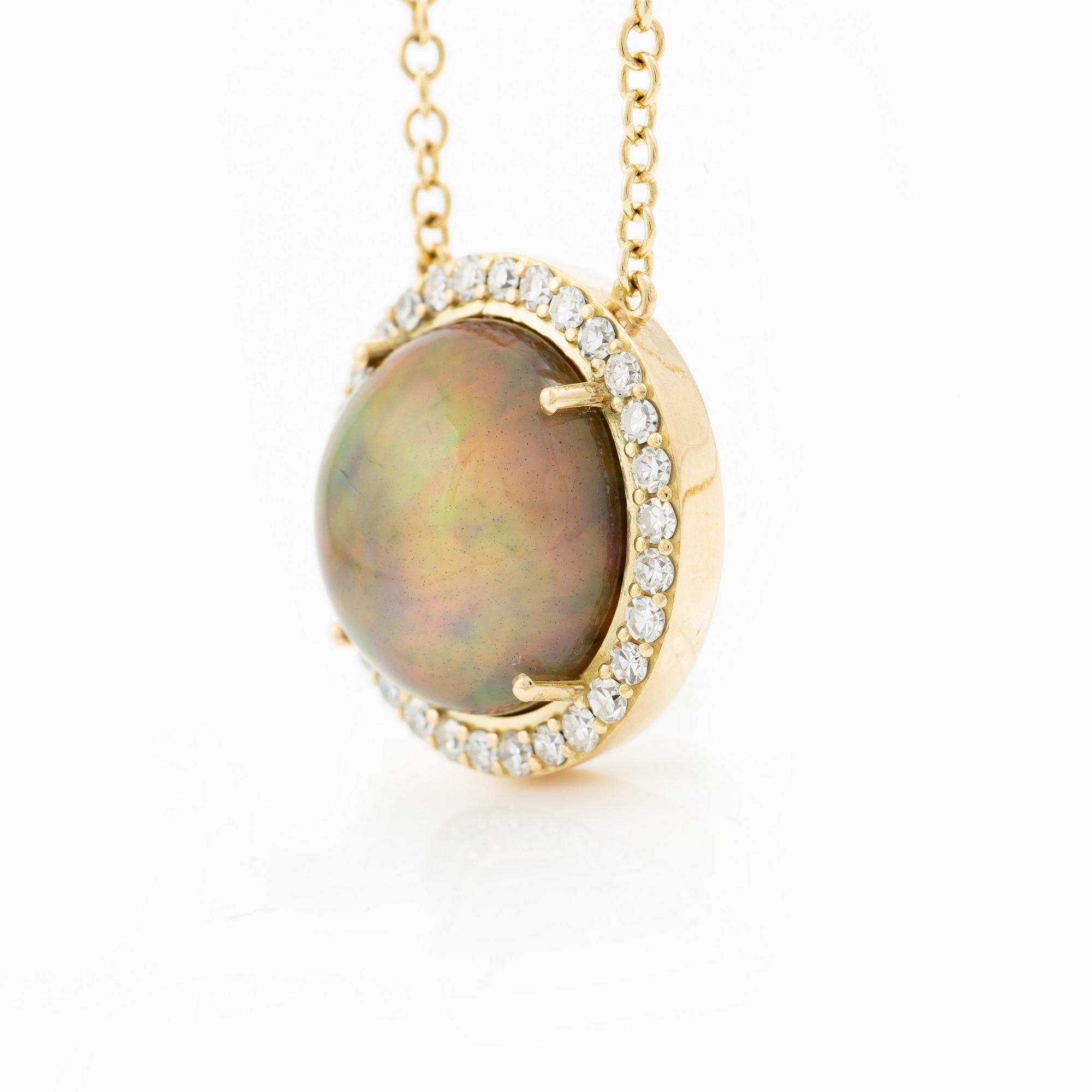 Collier 18K guld med opal och åttkantslipade diamanter.