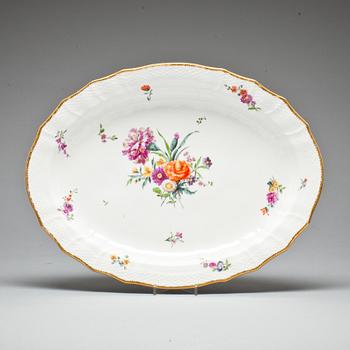 SERVERINGSFAT, porslin, "Sachsisk blomst", Royal Copenhagen. Omkring 1900.
