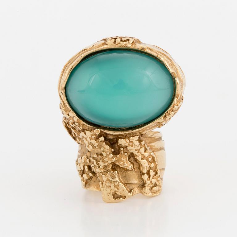 YVES SAINT LAURENT. Ring med guldfärgad metall och grön paste sten.