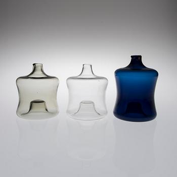 FLASKOR, 3 ST, glas, "i-linjen", en flaska signerad T. Sarpaneva -2509, Iittala.