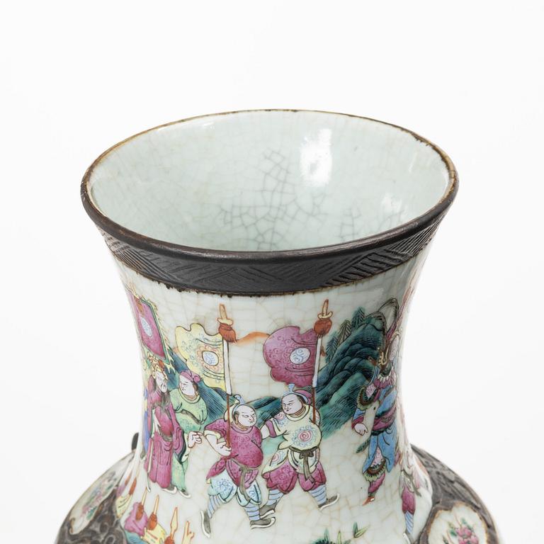 Golvurna, porslin, Kina, sen Qingdynasti, omkring år 1900.