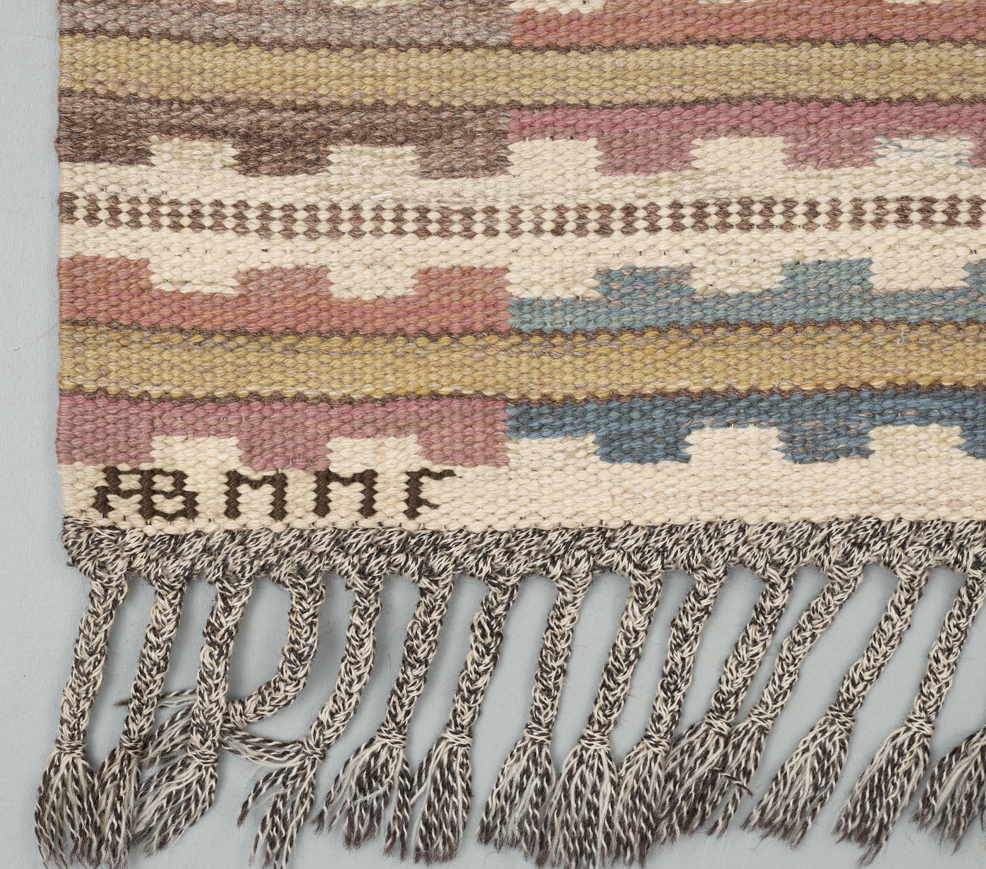 CARPET. "Ljusa plador". Rölakan (flat weave). 296,5 x 203 cm. Signed AB MMF (AB Märta Måås-Fjetterström).