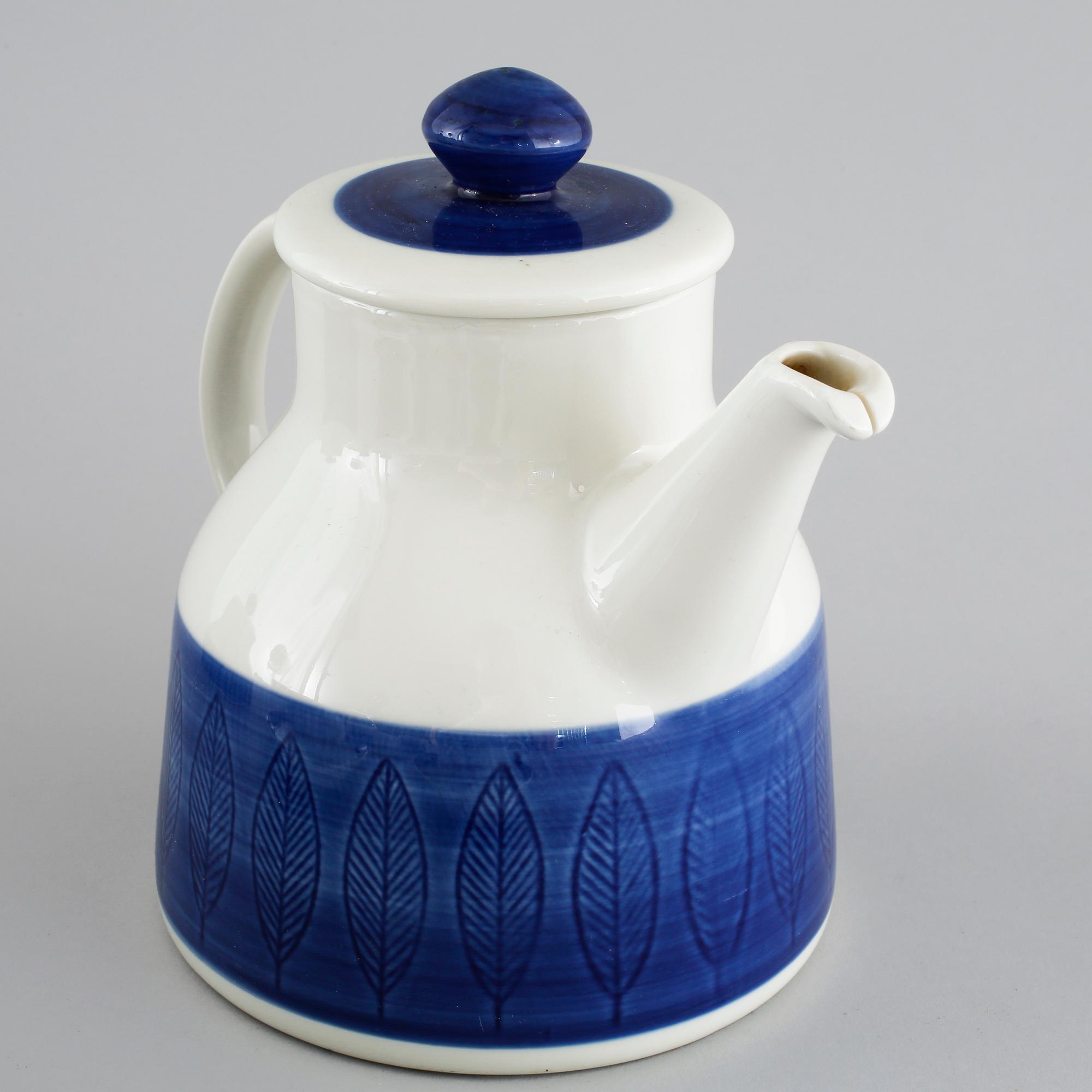 A tea/coffee set of 12 pcs by Hertha Bengtsson for Rörstrand, in production 1956-1988.
