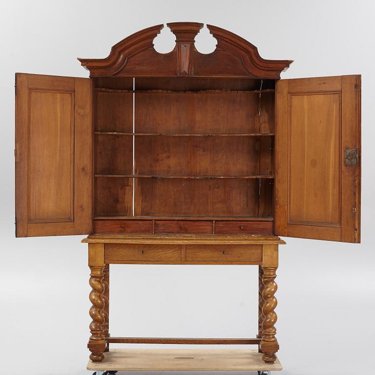 Skåp, delvis 1700-tal.