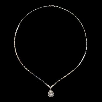 152. COLLIER med droppformad diamant, ca 1.00 ct, Kvalitet ca K/ SI, omgärdad av briljantslipade diamanter totalt ca 0.70 ct.