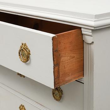 A first half of the 20th Century chest of drawers.