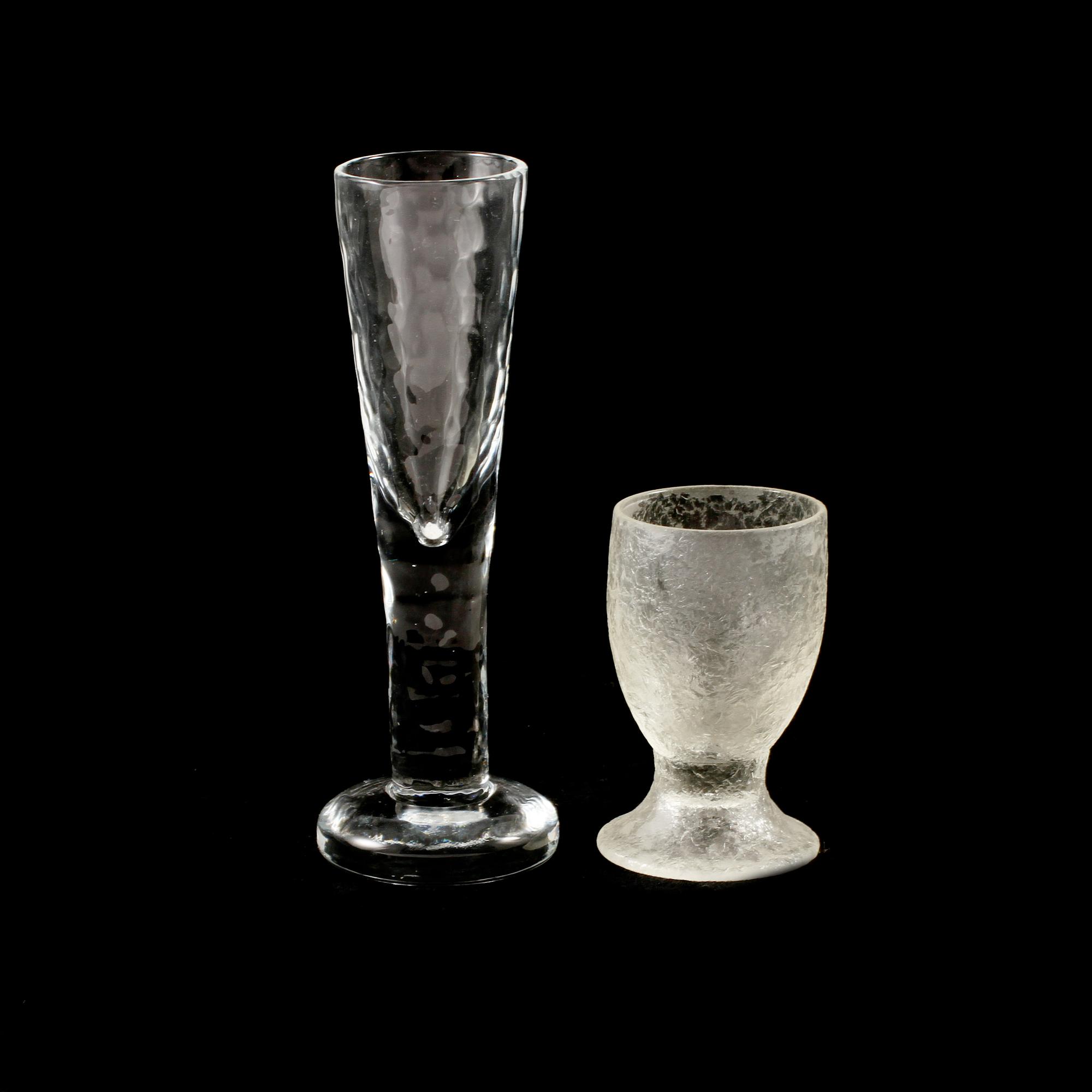 KARAFFER, 2 st samt SNAPSGLAS, 9 st, Göran Wärff, Pukeberg, respektive Elis Bergh, Kosta, 1900-tal.