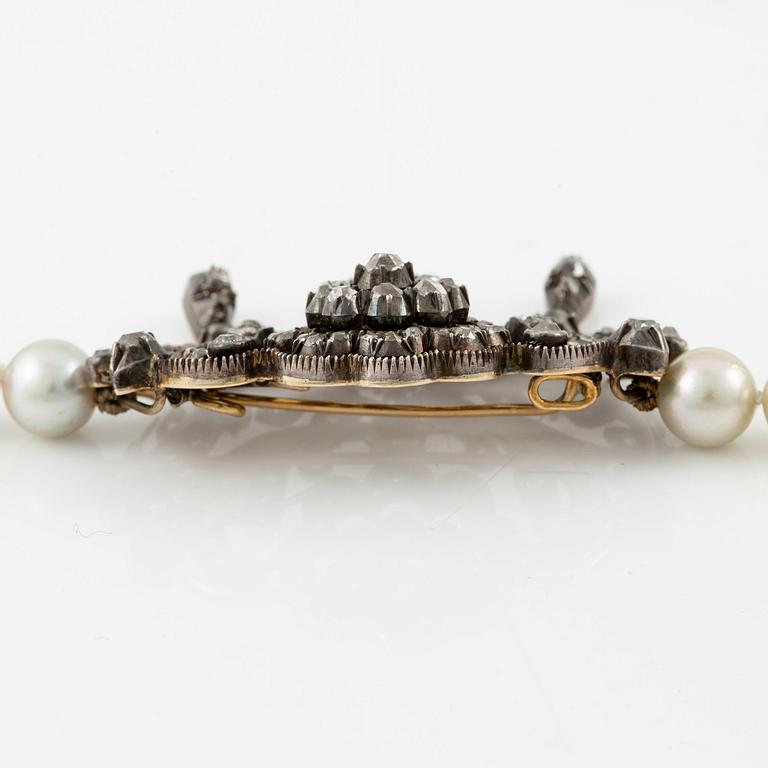 Collier/brosch, odlade pärlor, silver med gammalslipade diamanter.
