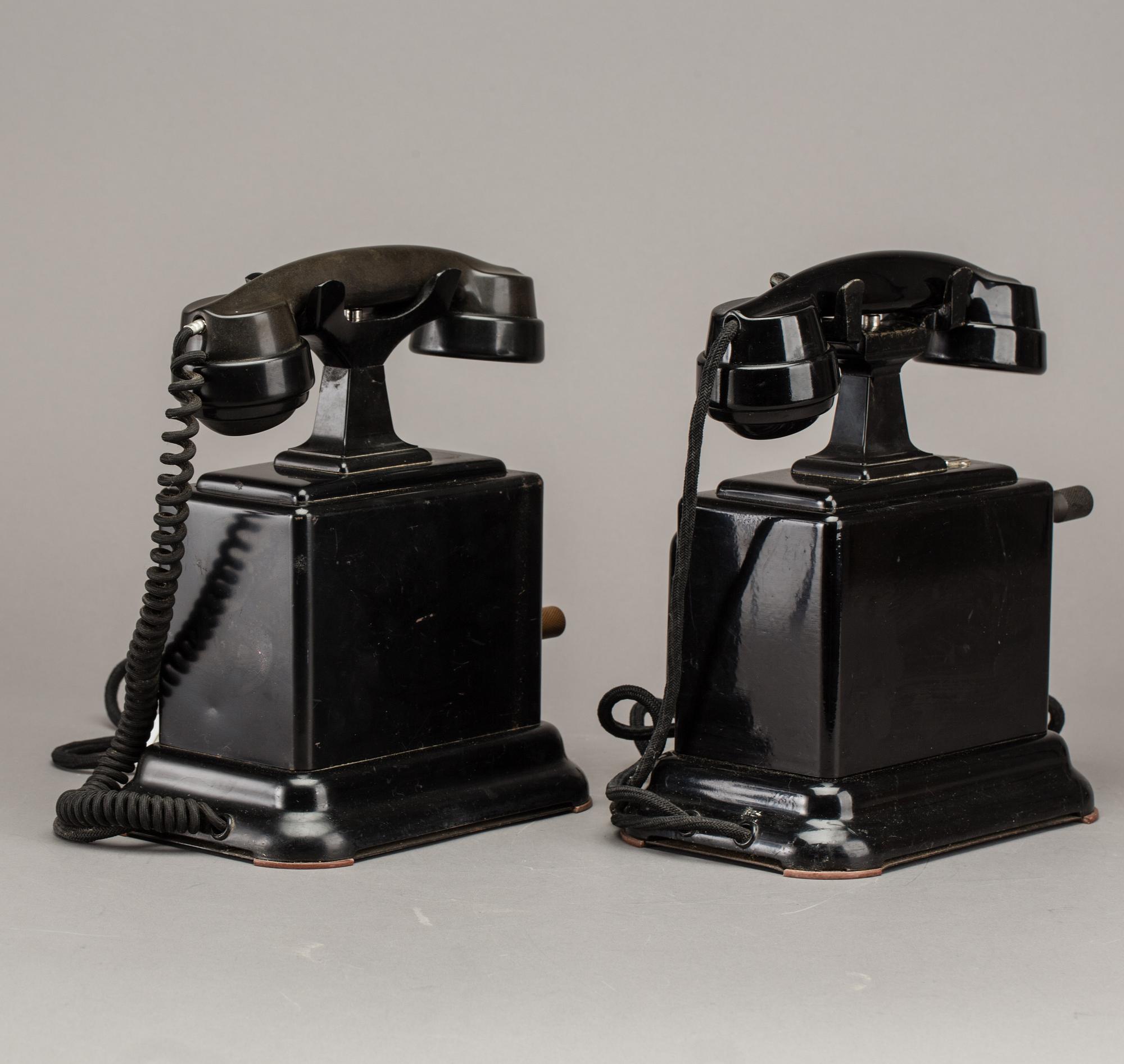 TELEFONER, 2 ST LM ERICSSON SAMT TELEVERKET, 1900-TALETS FÖRSTA HÄLFT.