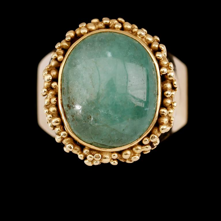RING, 18 k guld, smaragd. Total vikt ca 27 g.