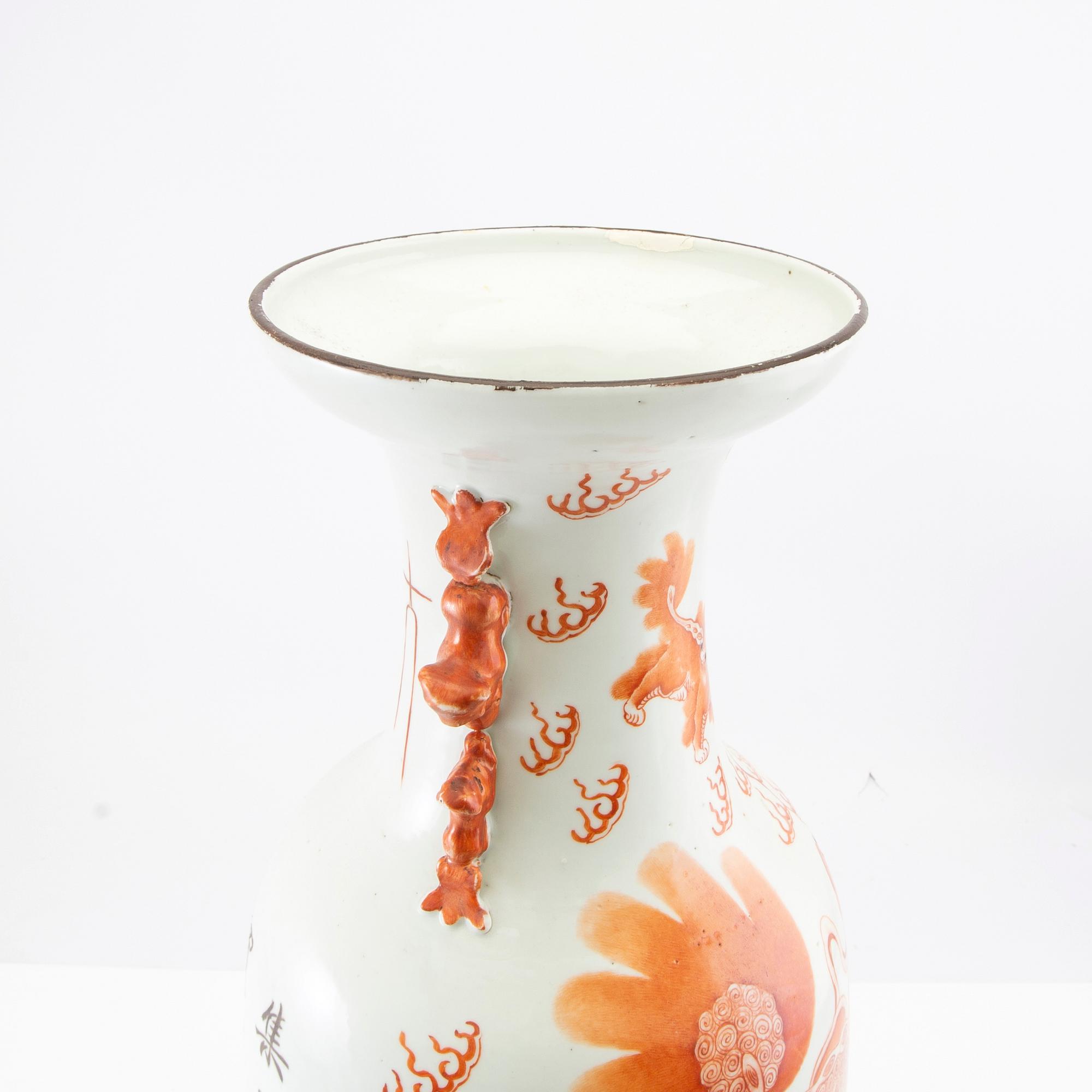 A Chinese buddhist lion vase, 20th Century.