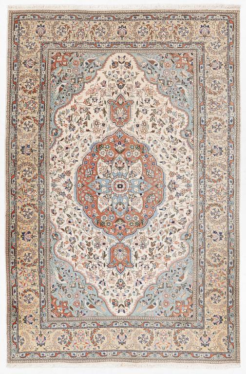 A Tabriz type carpet, c. 300 x 200 cm.