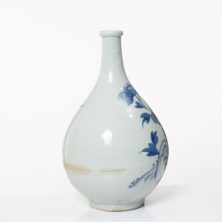 A Korean blue and white porcelain vase, late Joseon dynasty, 19th century.