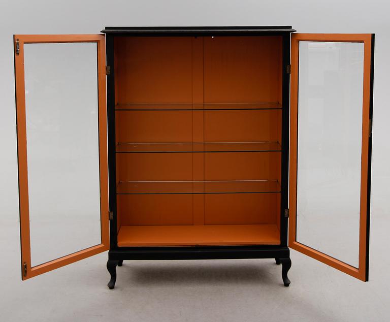 BOKSKÅP, 1900-talets första hälft.