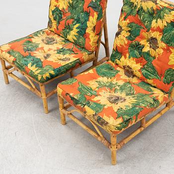 A pair of wicker lounge chairs and a table, 1950's.