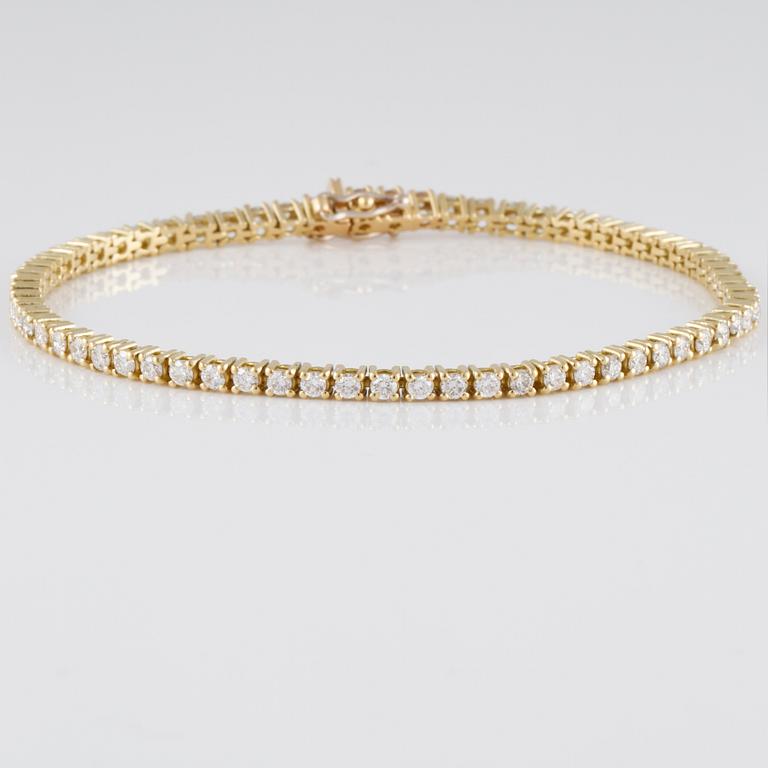ARMBAND, 18K guld med briljantslipade diamanter ca 2.71 ct. Vikt  10,0 gram.