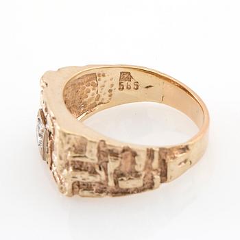 Ring/Claw ring 14K gold with a round brilliant-cut diamond.