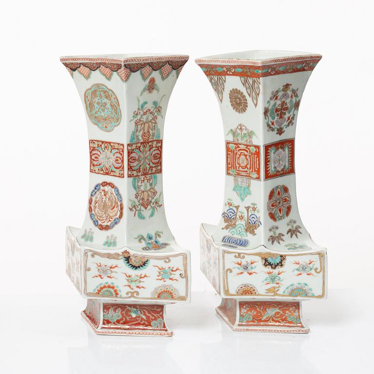 Vaser, två snarlika, porslin, Japan, Showa (1926-89).