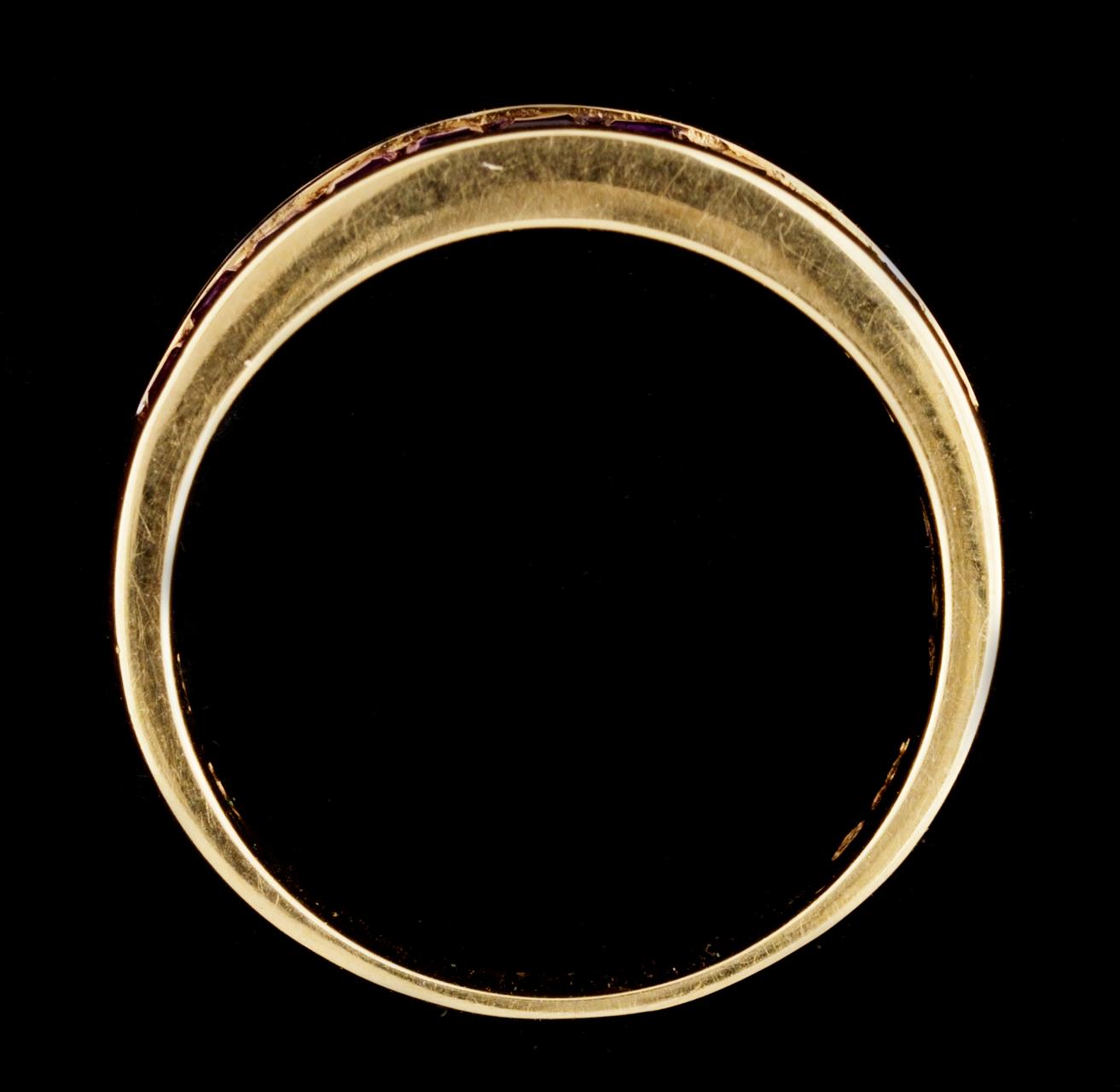 RING, guld med diamanter och rubiner.