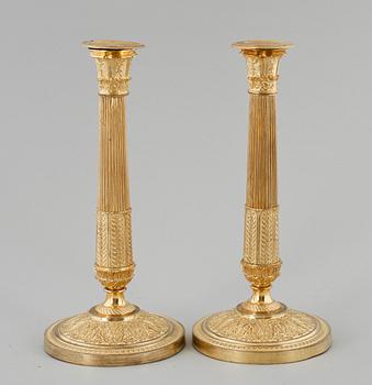 LJUSSTAKAR, 1 par, förgylld brons, empirestil, 1800-/1900-tal.
