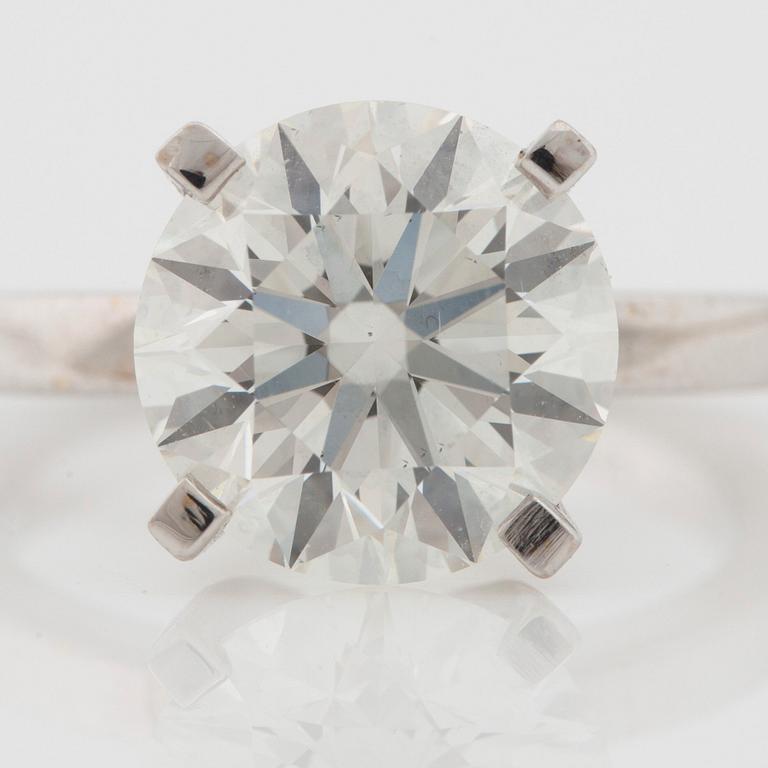 A 4.51 ct brilliant cut diamond ring. Quality H/VS2 according to certificate from IGI.