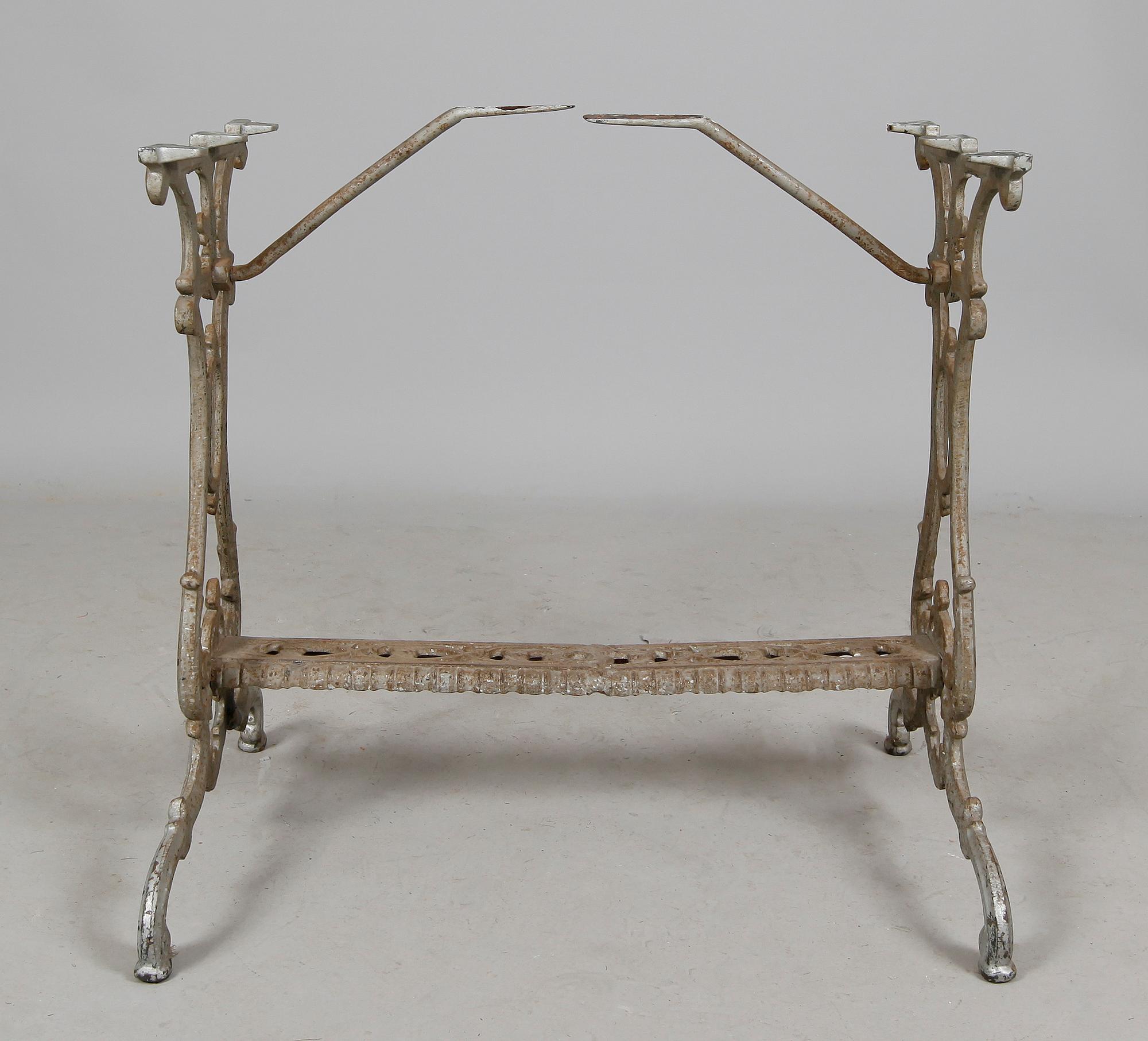 BORDSUNDERREDE, gjutjärn, 1900-talets början.
