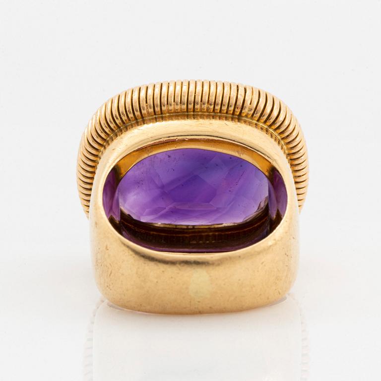 A Georg Jensen & Wendel ring in 18K gold set with an amethyst.