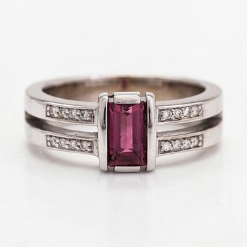Sormus, 14K valkokultaa, turmaliini ja timantit yhteensä noin 0,048 ct. Timanttiset, Helsinki.