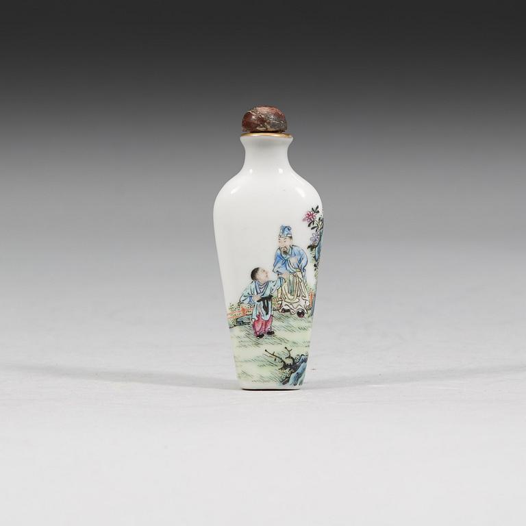 SNUSFLASKA, porslin. Qing dynastin (1644-1912) med märke.