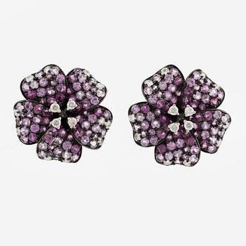 Earrings in the shape of flowers with pink sapphires, rubies, and brilliant-cut diamonds.