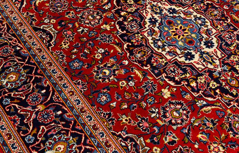 A Keshan carpet, approx. 318 x 202 cm.