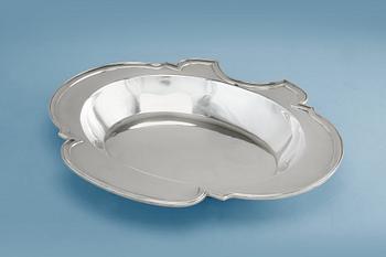 449. A BARBERS BOWL, 916 silver Lissabon Portugal 1930 s. Measurements 32x38 cm, weight 1050 g.