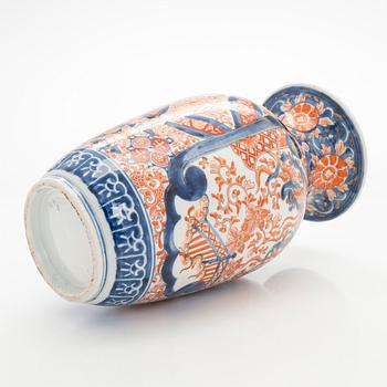 Kannor, ett par, Satsuma, samt urna, Imari, porslin, Japan, 1900-talets början,.