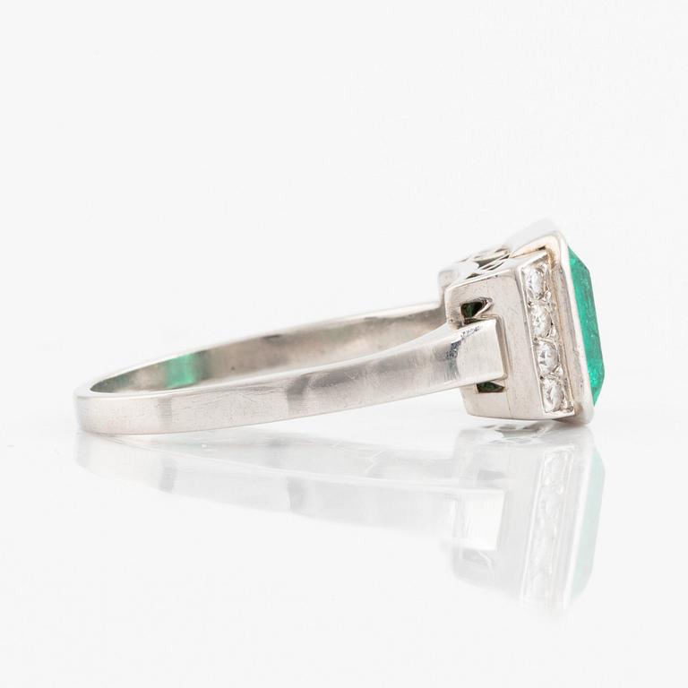 Ring, platina med smaragd och åttkantslipade diamanter.