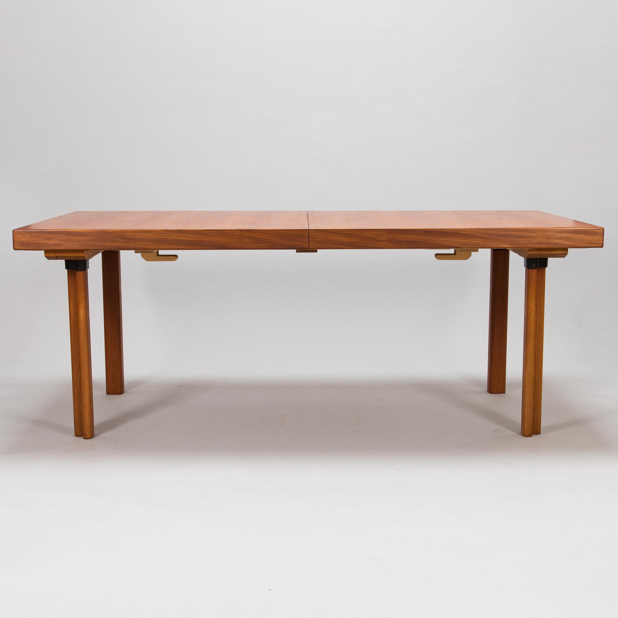 Alvar Aalto, a mid 20th century 'H94' dinig table for Artek.