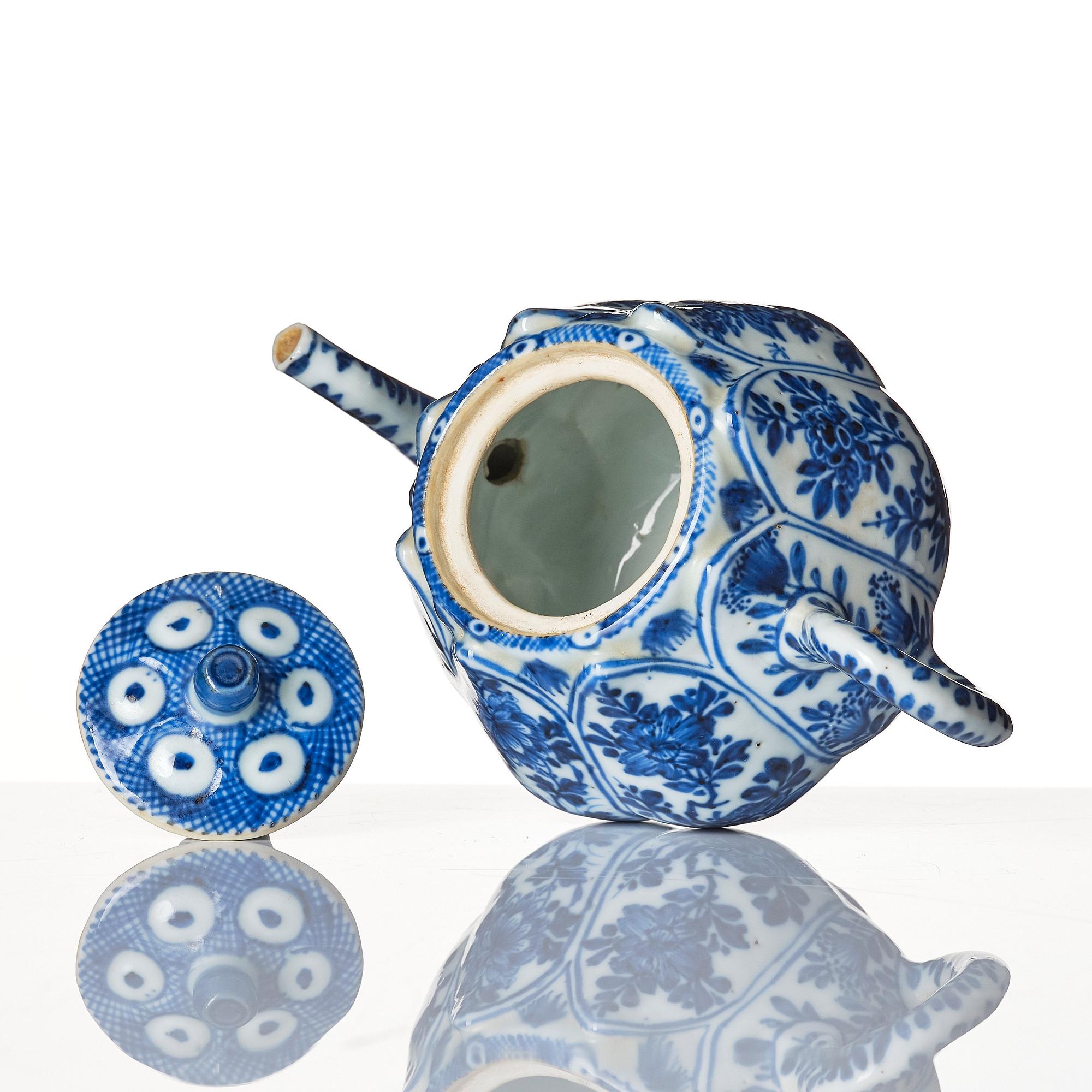 A blue and white tea pot with cover, Qing dynasty, Kangxi (1662-1722).