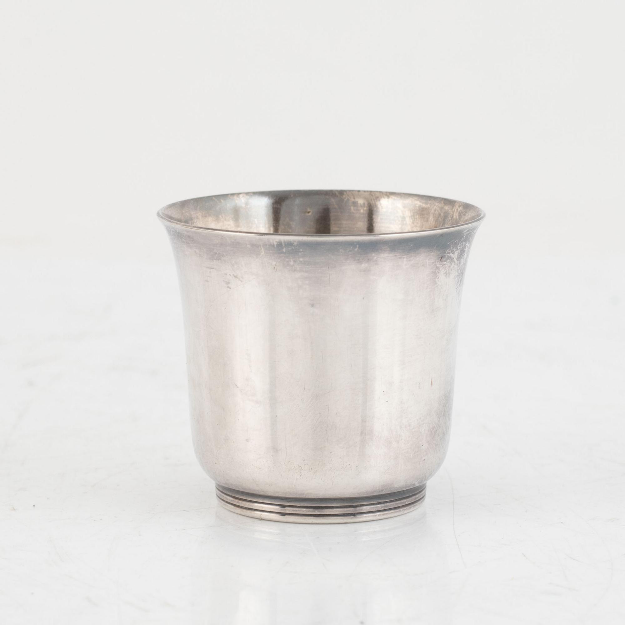 Case with 6 miniature silver beakers.