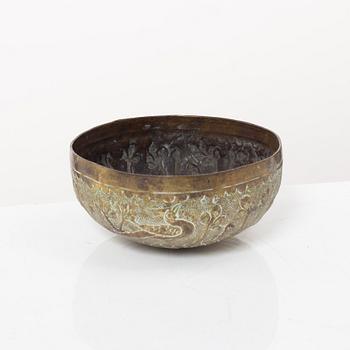 Skålar, tre stycken samt tre bägare och figurin, metall, Centralasien.