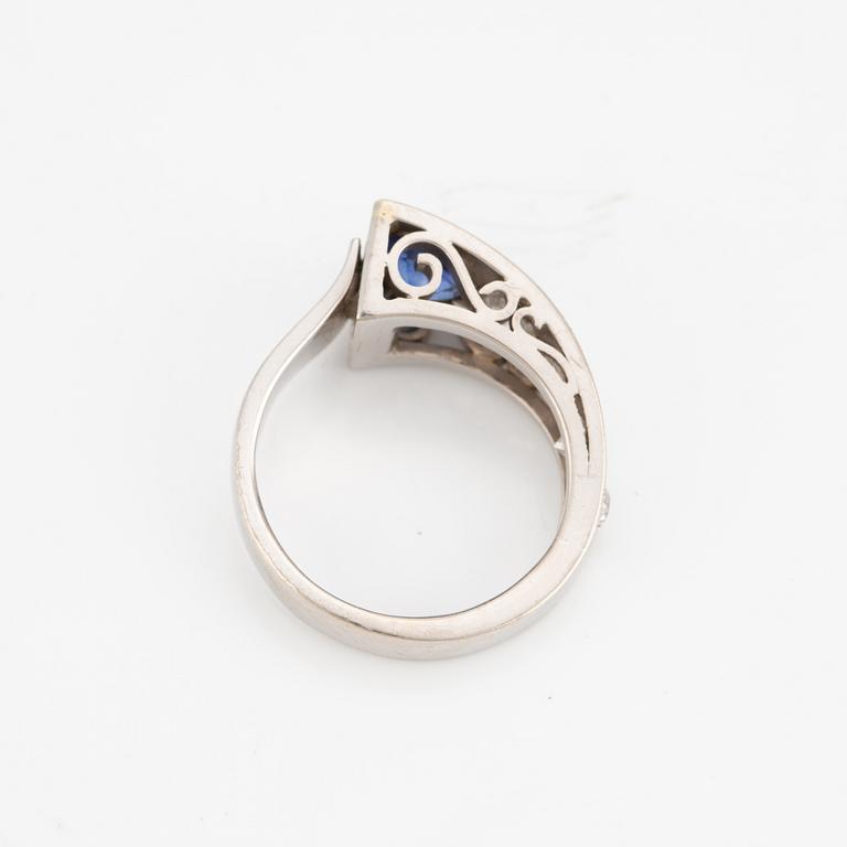 Ring, Lantz, 18K vitguld med safir och briljantslipade diamanter.