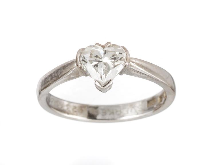 RING, set with heart cut diamond, app. 0.70 ct.