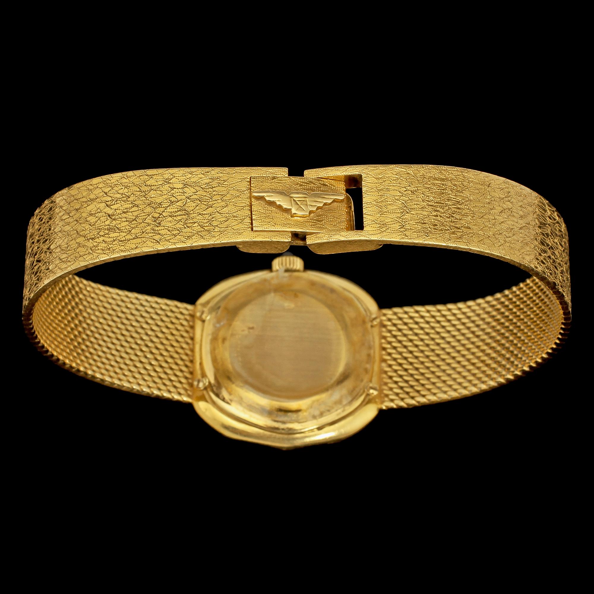 DAMARMBANDSUR, 18k guld med 47 briljantslipade diamanter, Longines, 1900-talets andra hälft. Vikt 54 g.