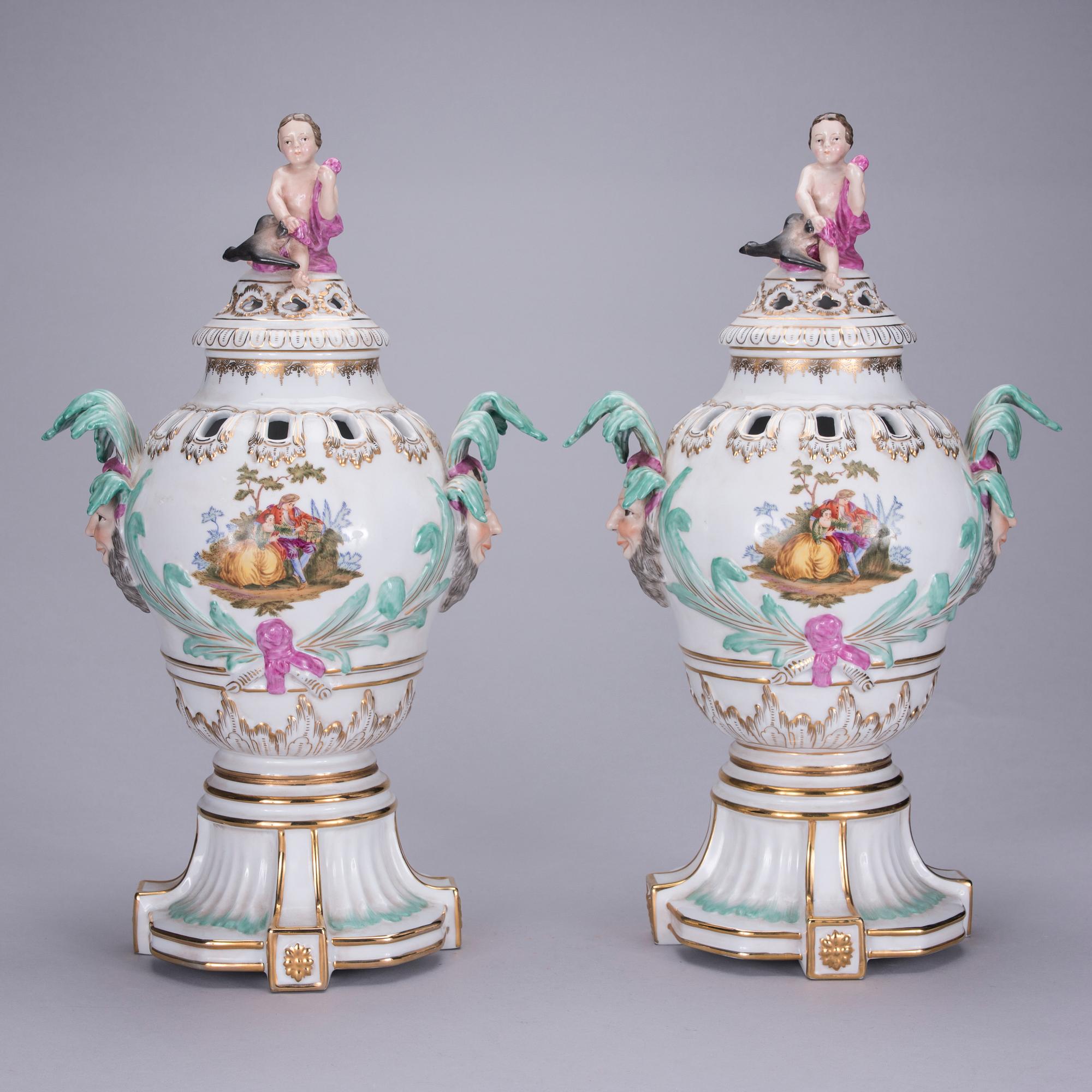 LOCKURNOR, ett par, porslin, Meissen-liknande märke, 1900-tal.