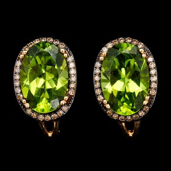 ÖRHÄNGEN, ett par. 14k guld med gröna peridoter samt små briljantslipade diamanter. Vikt 4,7 g.