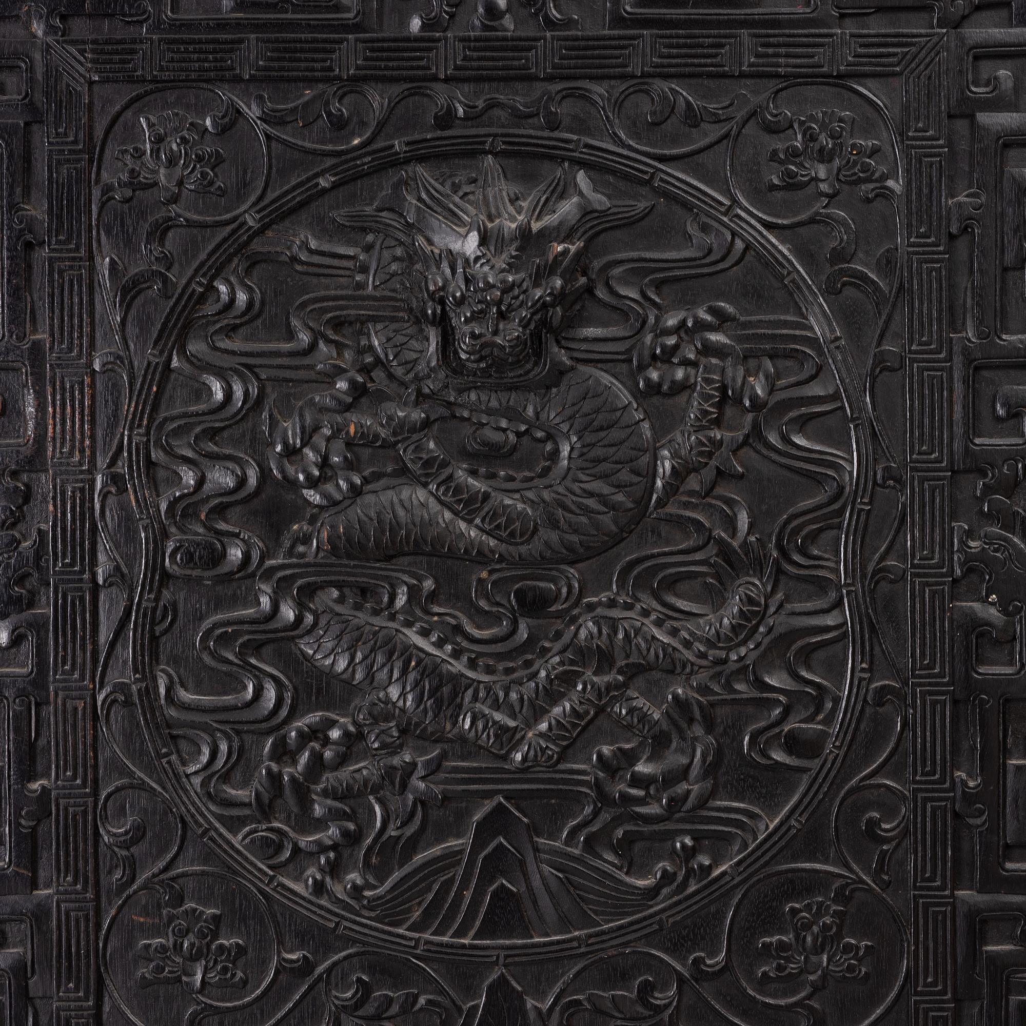 Väggpanel / dörrframstycke, skuret trä och mässing, Kina, Qingdynastin.